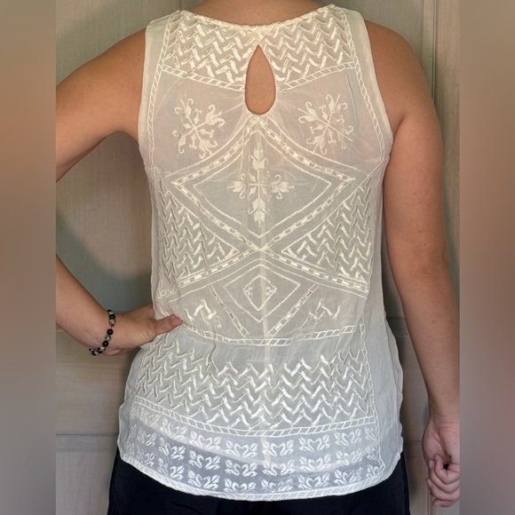 Cream colored embroidered pattern tank top - Picture 5 of 10